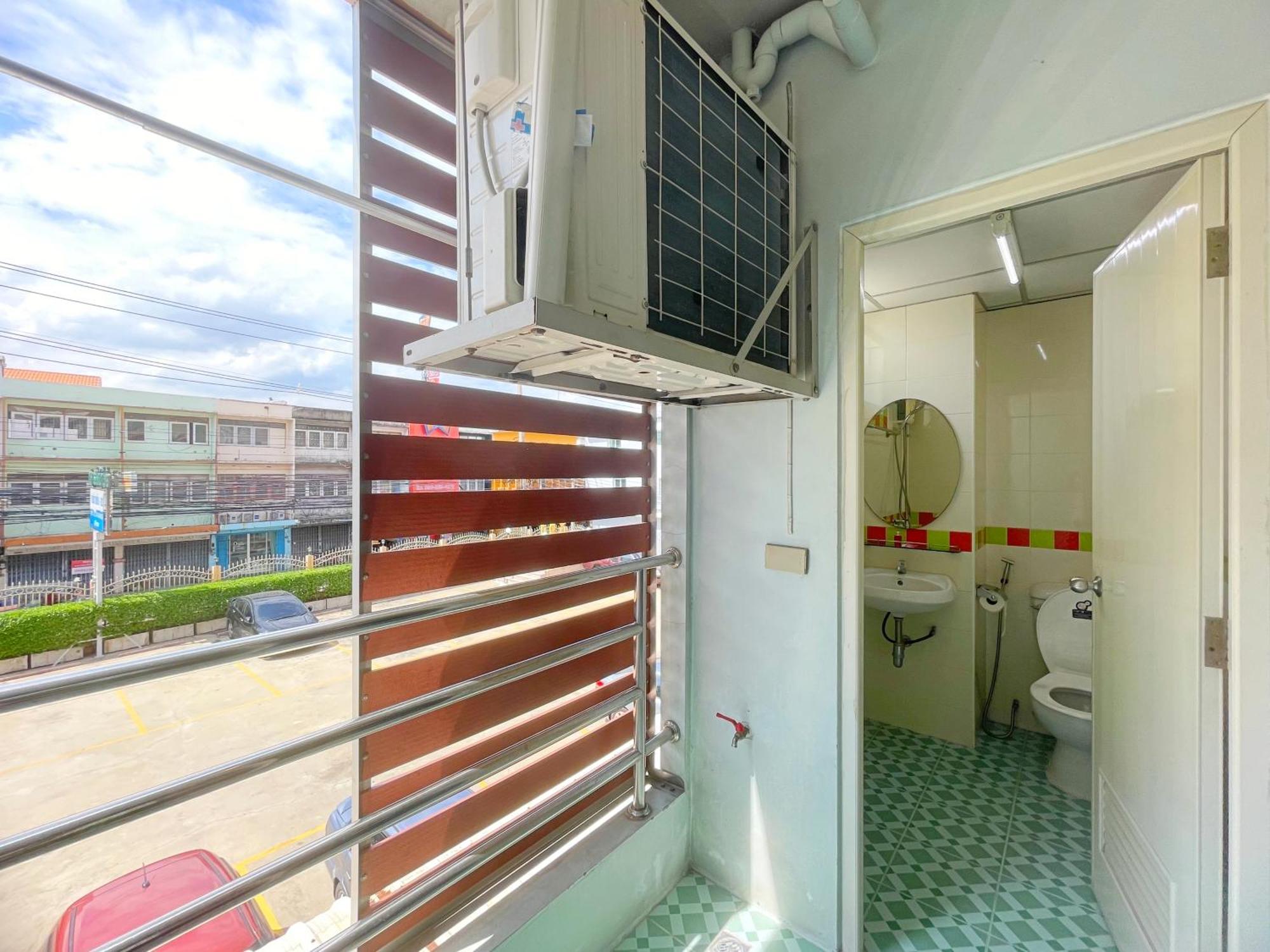 Nicha Residence Hotel Bangkok Extérieur photo